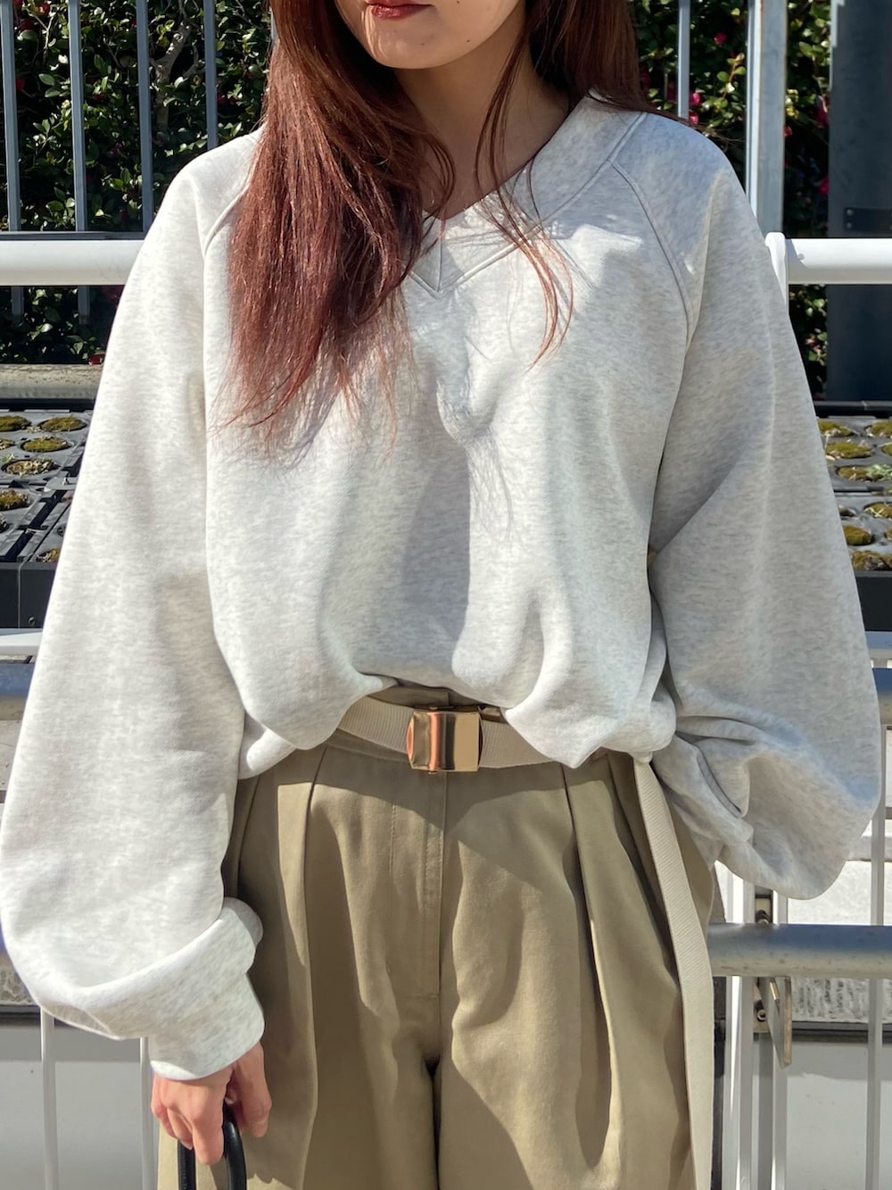 ホワイト系のTシャツ/カットソー、ベージュ系のその他パンツ、その他のパンプスを着用したレディースの冬コーディネートの5枚目の写真