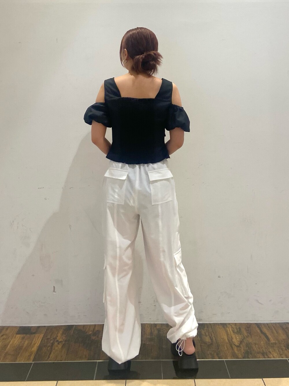 ブラック系のTシャツ/カットソー、ホワイト系のその他パンツ、ブラック系のサンダルを着用したレディースの夏コーディネートの3枚目の写真