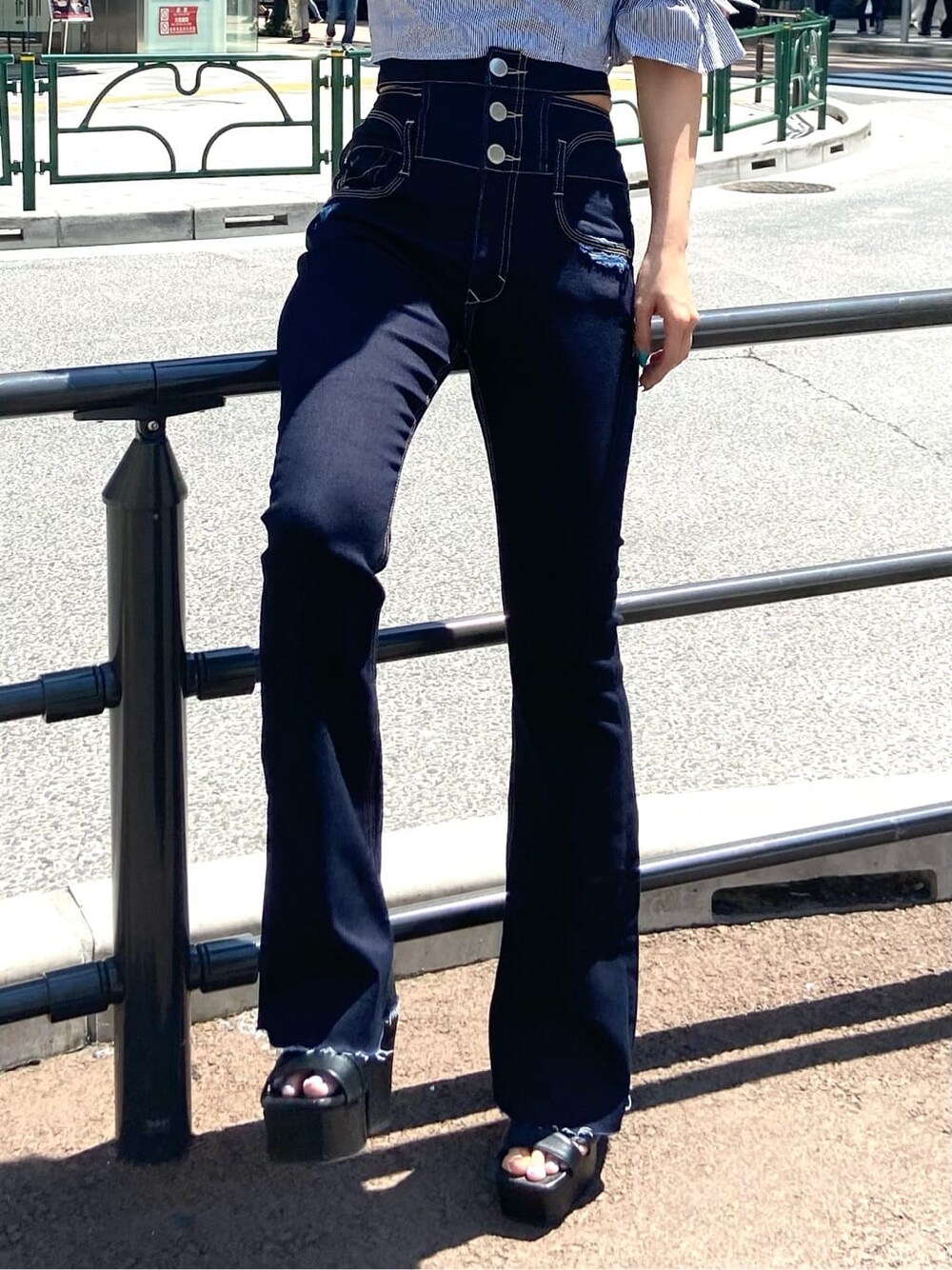 ブラック系のサンダル、ブルー系のデニムパンツ、グレー系のシャツ/ブラウスを着用したレディースの夏コーディネートの7枚目の写真