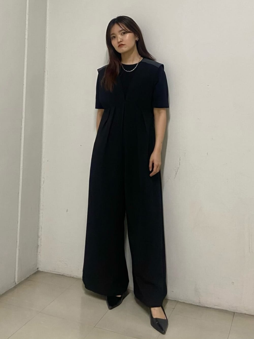 ブラック系のサンダル、ブラック系のつなぎ/オールインワン、ブラック系のニット/セーターを着用したレディースの春コーディネートの2枚目の写真