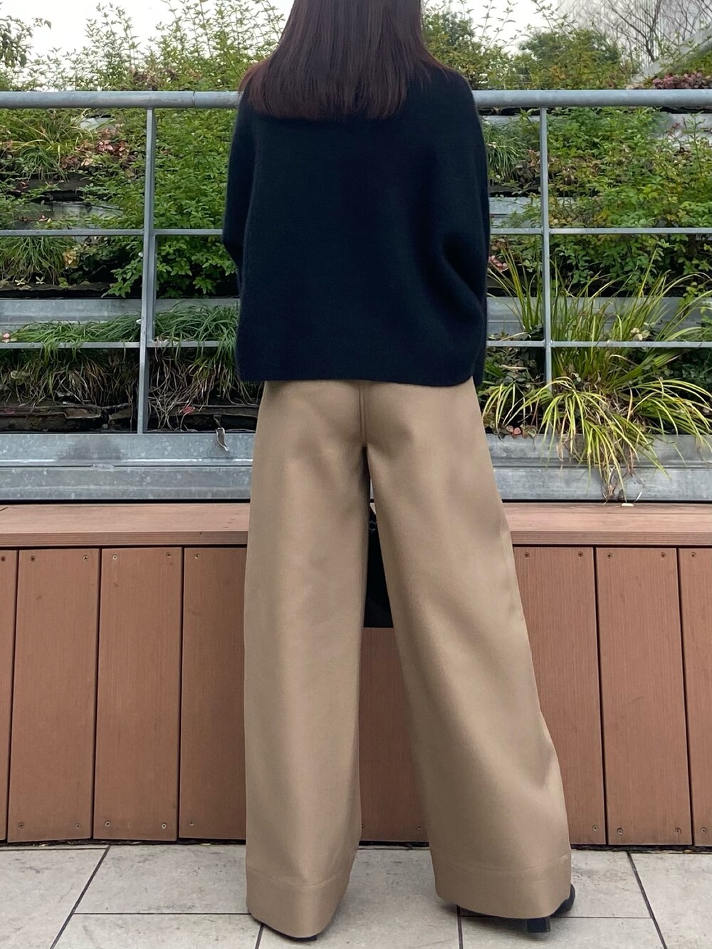 ブラック系のニット/セーター、ブラック系のニット/セーター、ベージュ系のその他パンツを着用したレディースの冬コーディネートの4枚目の写真