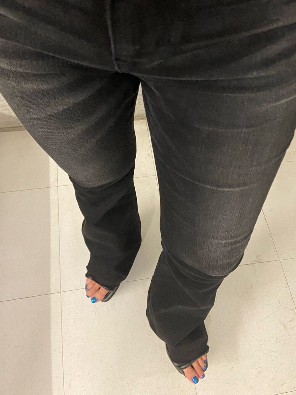 ベージュ系のTシャツ/カットソー、ブラック系のデニムパンツ、ブラック系のサンダルを着用したレディースの夏コーディネートの5枚目の写真