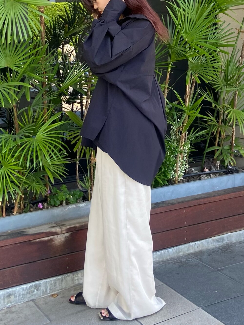 ホワイト系のタンクトップ、ホワイト系のその他パンツ、ブラック系のサンダルを着用したレディースの夏コーディネートの3枚目の写真