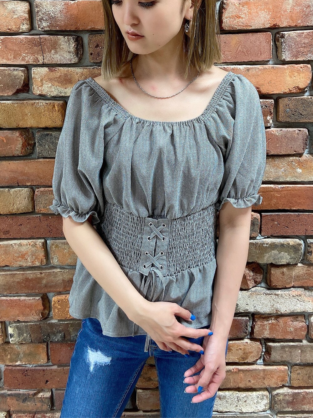 ホワイト系のサンダル、ブルー系のデニムパンツ、その他のシャツ/ブラウスを着用したレディースの夏コーディネートの4枚目の写真