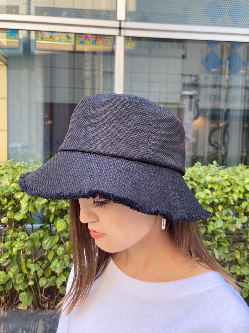 ホワイト系のローファー、ホワイト系のTシャツ/カットソー、イエロー系のその他パンツを着用したレディースの春コーディネートの9枚目の写真