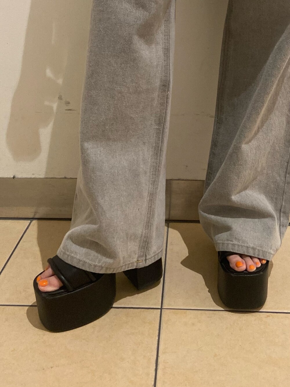 ブラック系のTシャツ/カットソー、グレー系のデニムパンツ、ブラック系のサンダルを着用したレディースの夏コーディネートの6枚目の写真