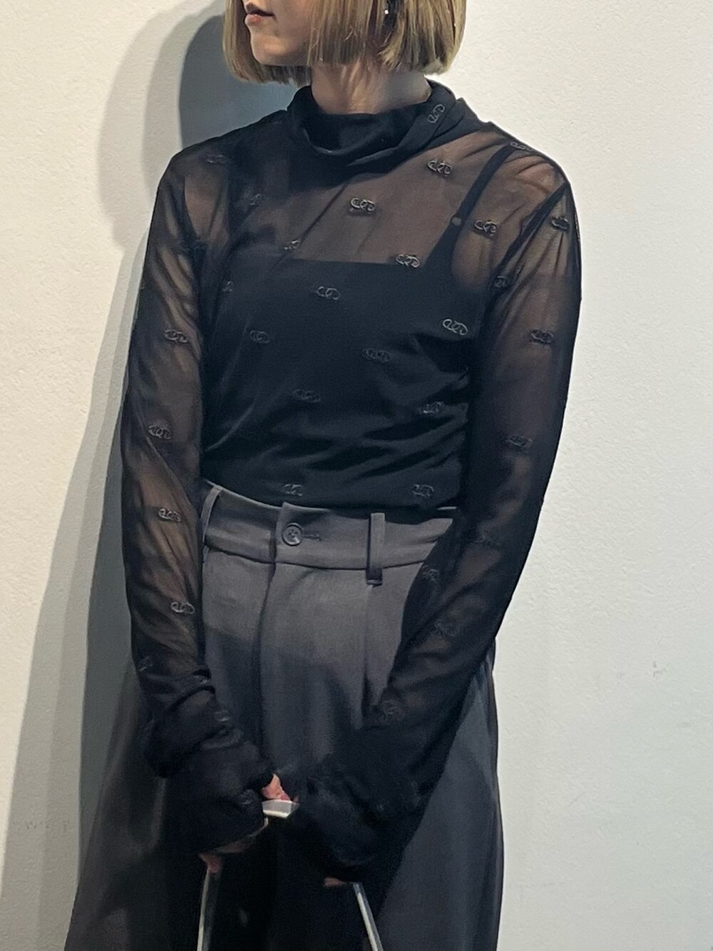 ブラック系のシャツ/ブラウス、グレー系のその他パンツ、シルバー系のハンドバッグを着用したレディースの冬コーディネートの4枚目の写真