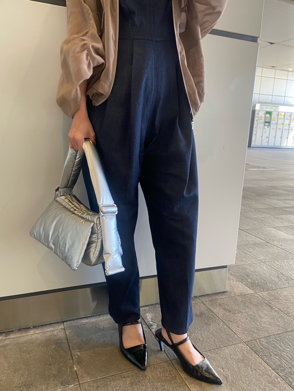 ベージュ系のブルゾン、シルバー系のハンドバッグ、ブラック系のサンダルを着用したレディースの春コーディネートの5枚目の写真