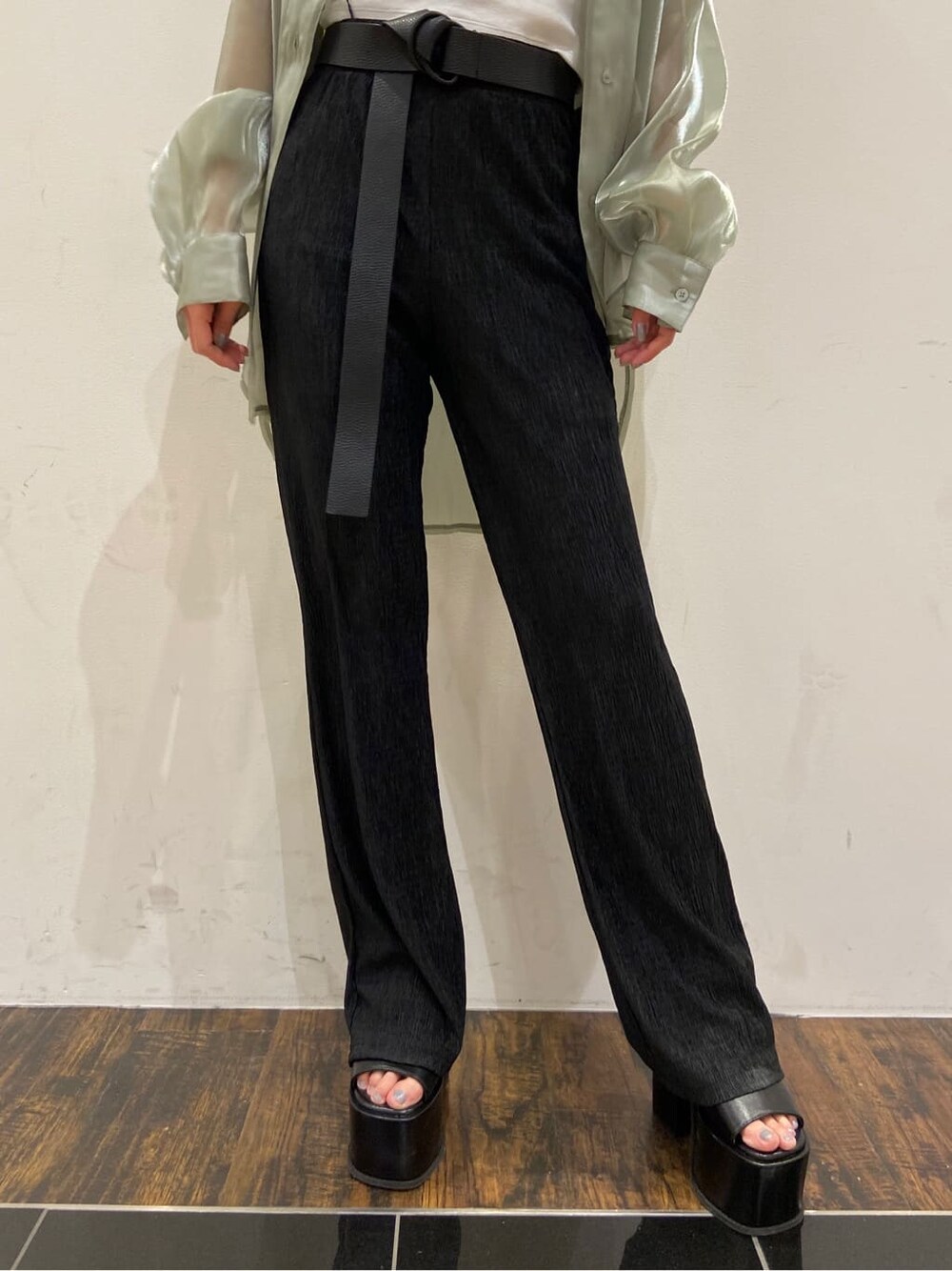 ホワイト系のキャミソール、イエロー系のシャツ/ブラウス、ブラック系のその他パンツを着用したレディースの春コーディネートの6枚目の写真