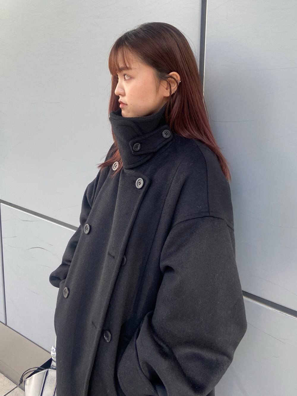 ブラック系のその他アウター、グレー系のその他パンツ、ブラック系のブーツを着用したレディースの冬コーディネートの4枚目の写真