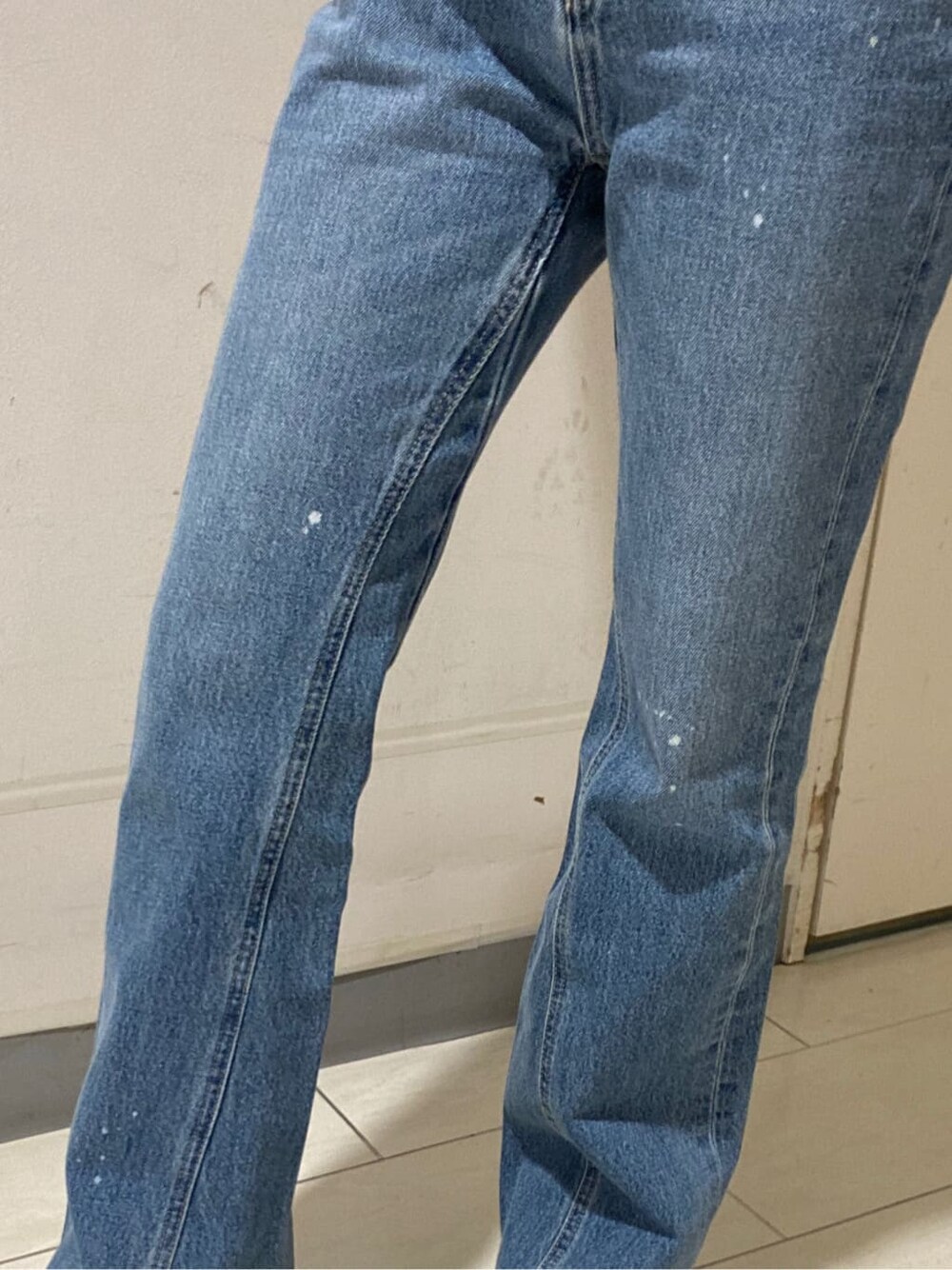 ブラック系のカーディガン/ボレロ、ブルー系のデニムパンツ、ブラック系のローファーを着用したレディースの冬コーディネートの6枚目の写真