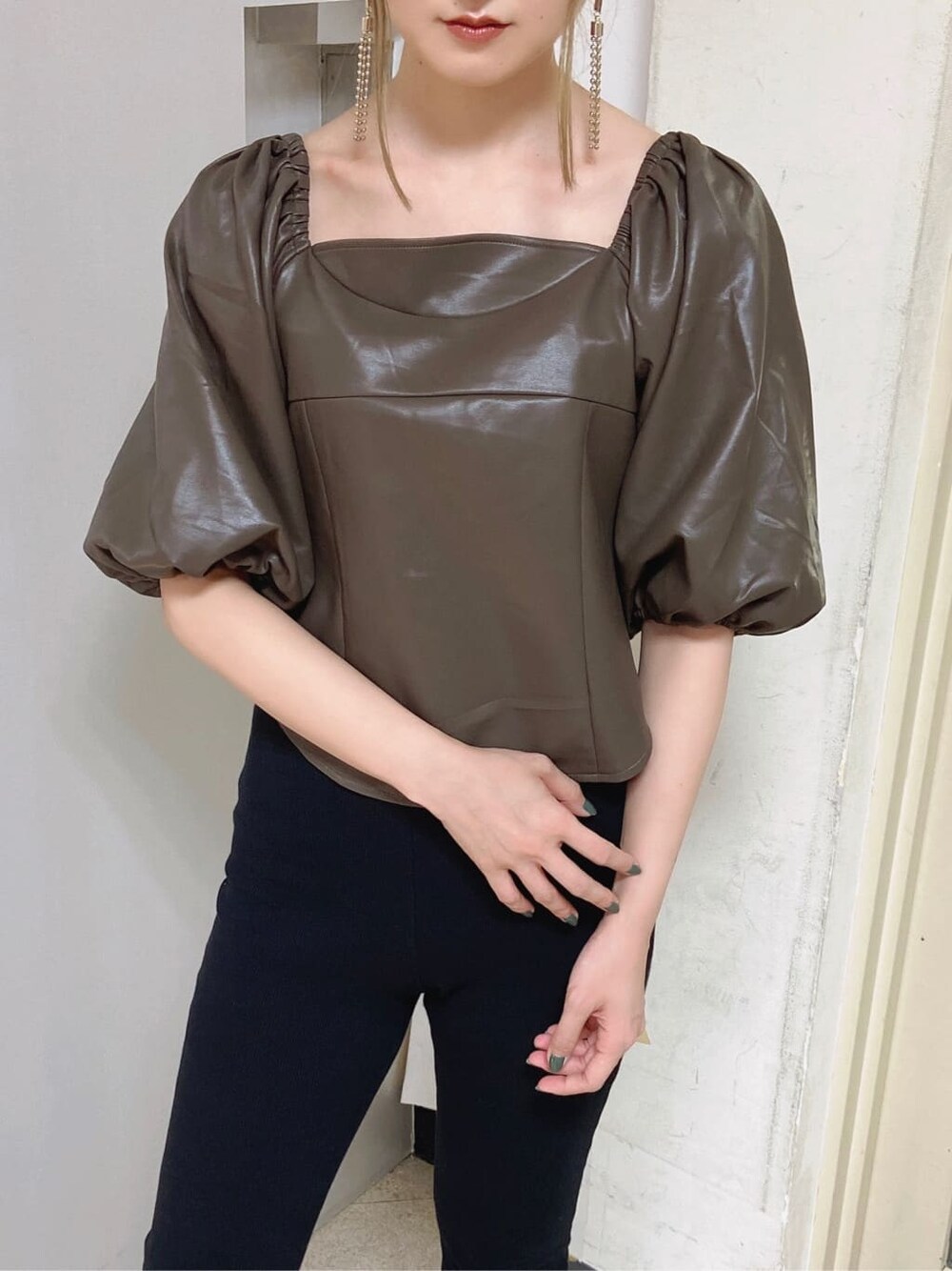 ブラック系のその他パンツ、ブラウン系のTシャツ/カットソーを着用したレディースの秋コーディネートの4枚目の写真