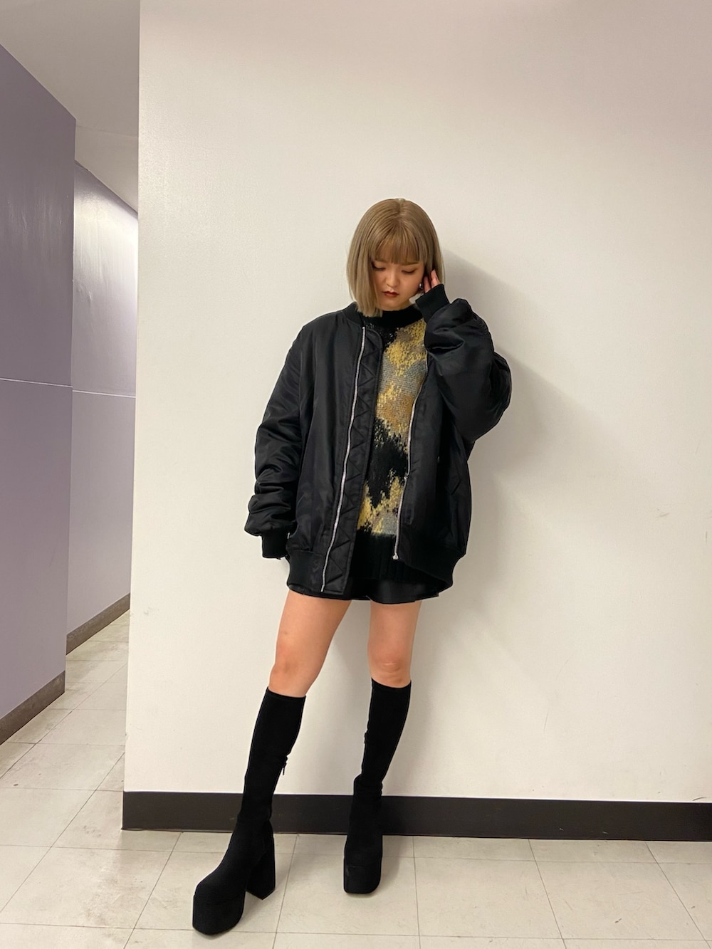 その他のニット/セーター、ブラック系のMA-1、その他のその他パンツを着用したレディースの秋コーディネートの2枚目の写真