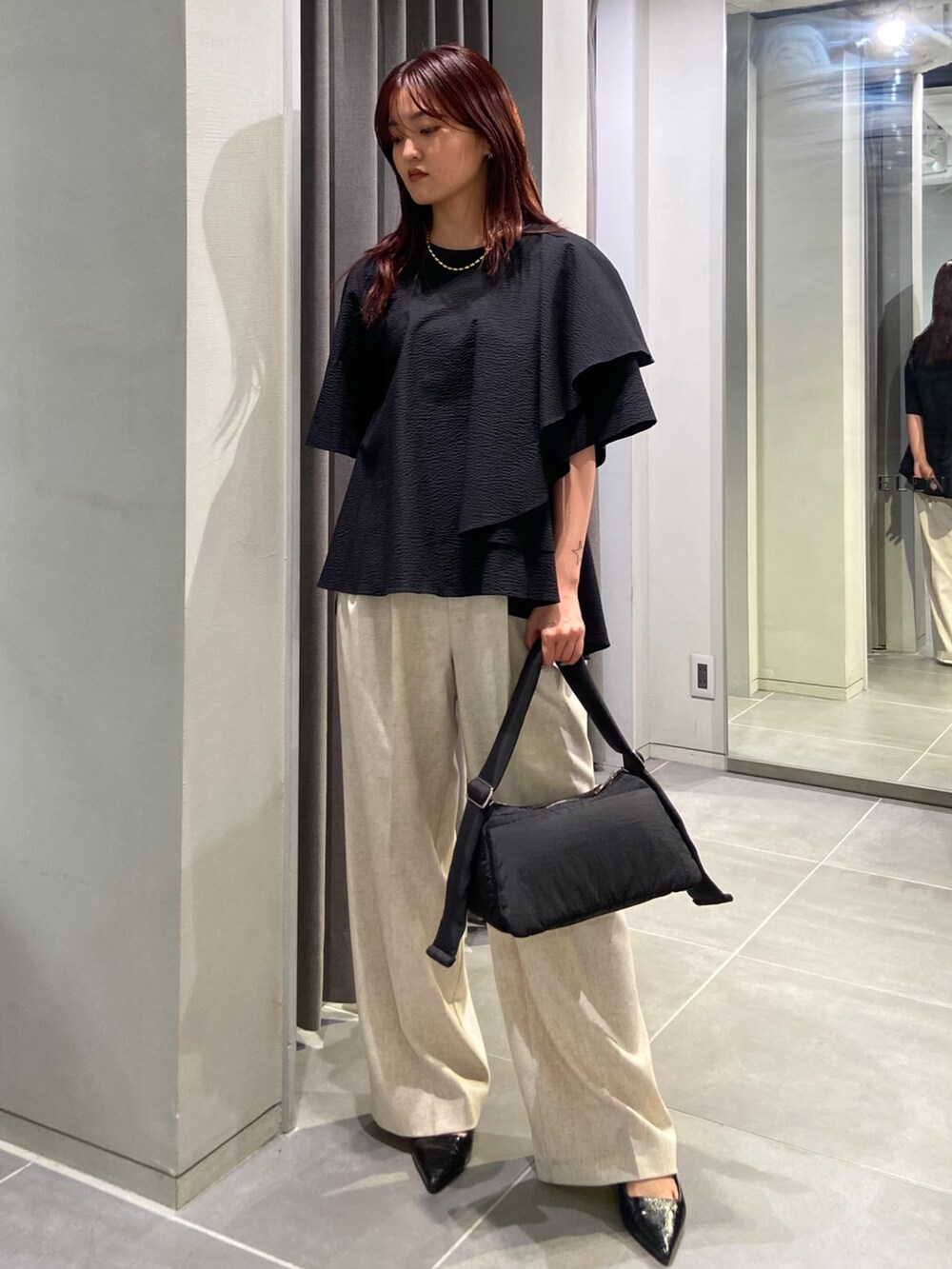 ブラック系のシャツ/ブラウス、ベージュ系のその他パンツ、ブラック系のサンダルを着用したレディースの春コーディネートの2枚目の写真