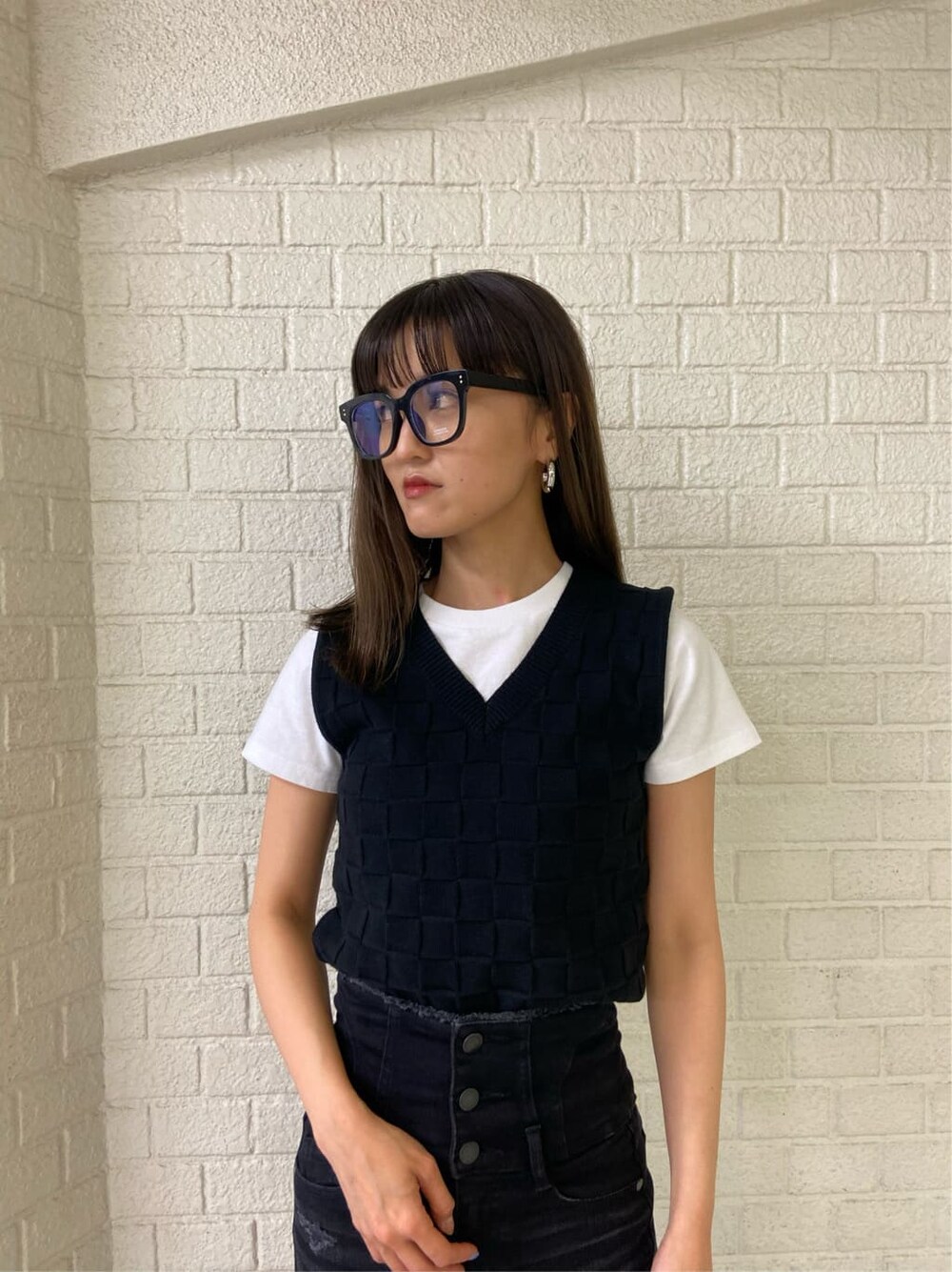 ブラック系のサンダル、ブラック系のタンクトップ、ホワイト系のTシャツ/カットソーを着用したレディースの春コーディネートの4枚目の写真