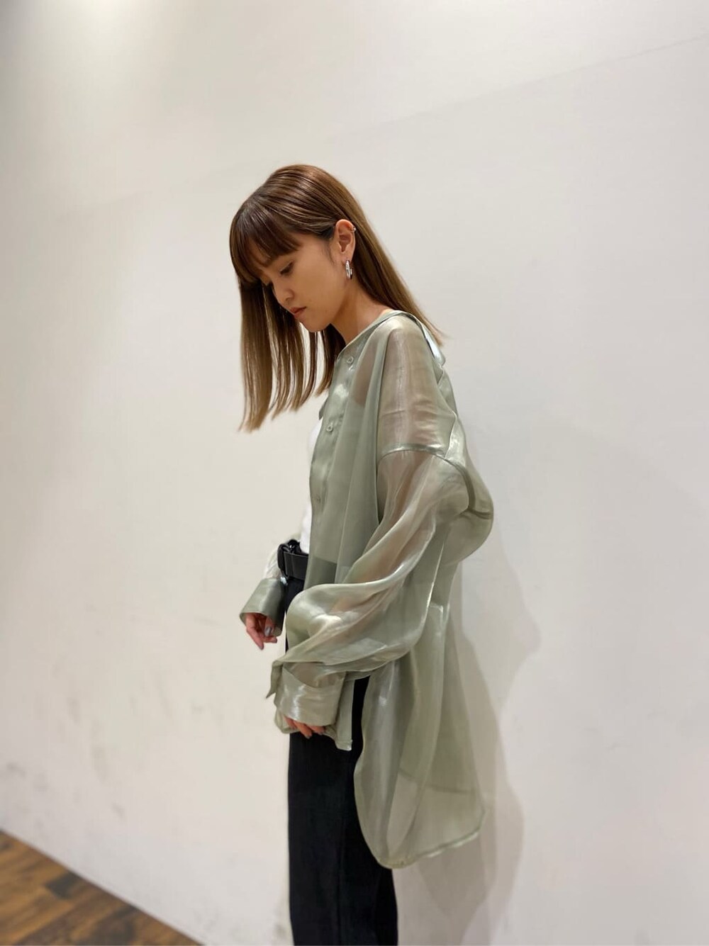 ホワイト系のキャミソール、イエロー系のシャツ/ブラウス、ブラック系のその他パンツを着用したレディースの春コーディネートの3枚目の写真