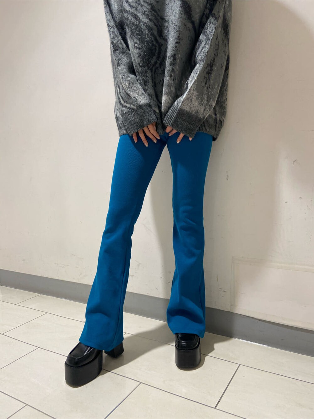 グレー系のニット/セーター、ブラック系のローファー、ブルー系のその他パンツを着用したレディースの冬コーディネートの4枚目の写真