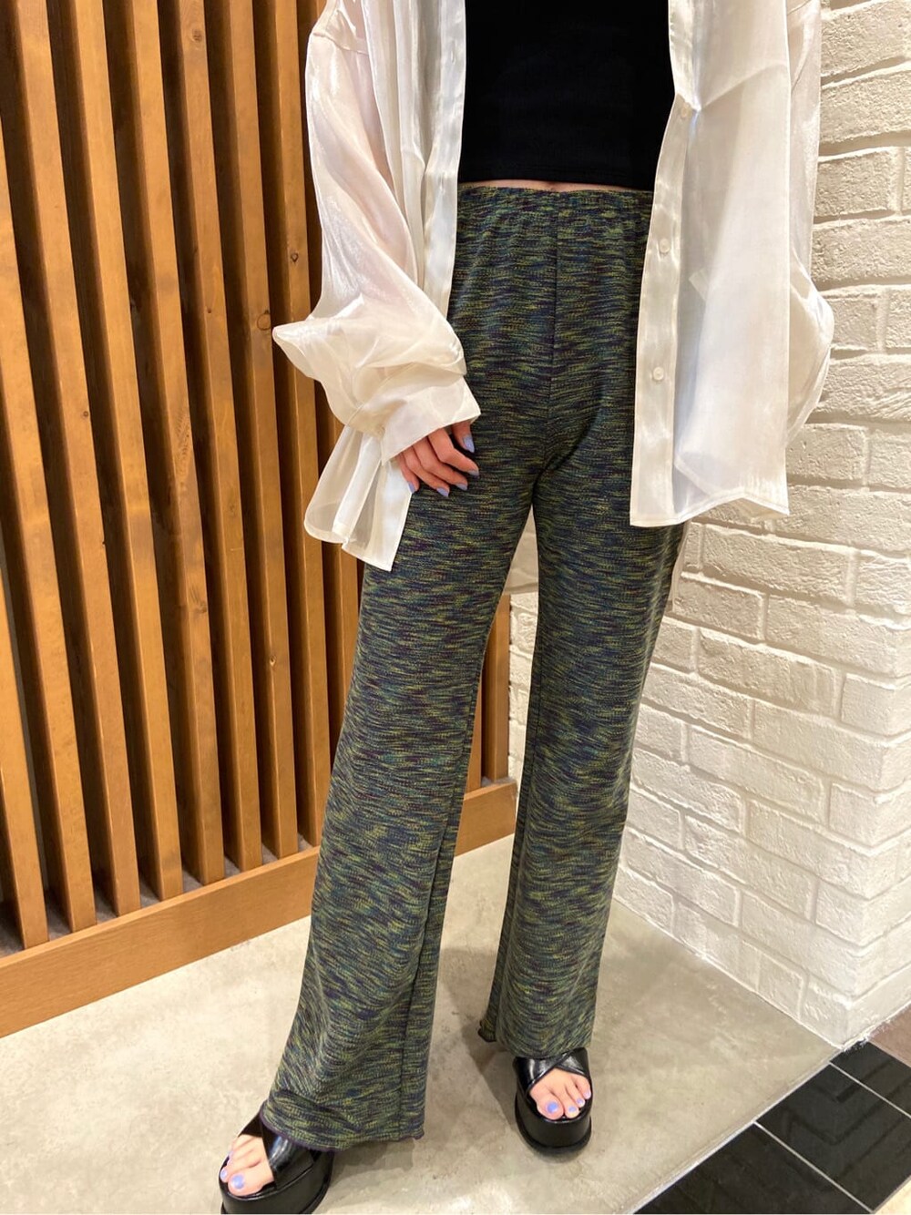 ブラック系のキャミソール、ホワイト系のシャツ/ブラウス、ブラック系のサンダルを着用したレディースの春コーディネートの7枚目の写真