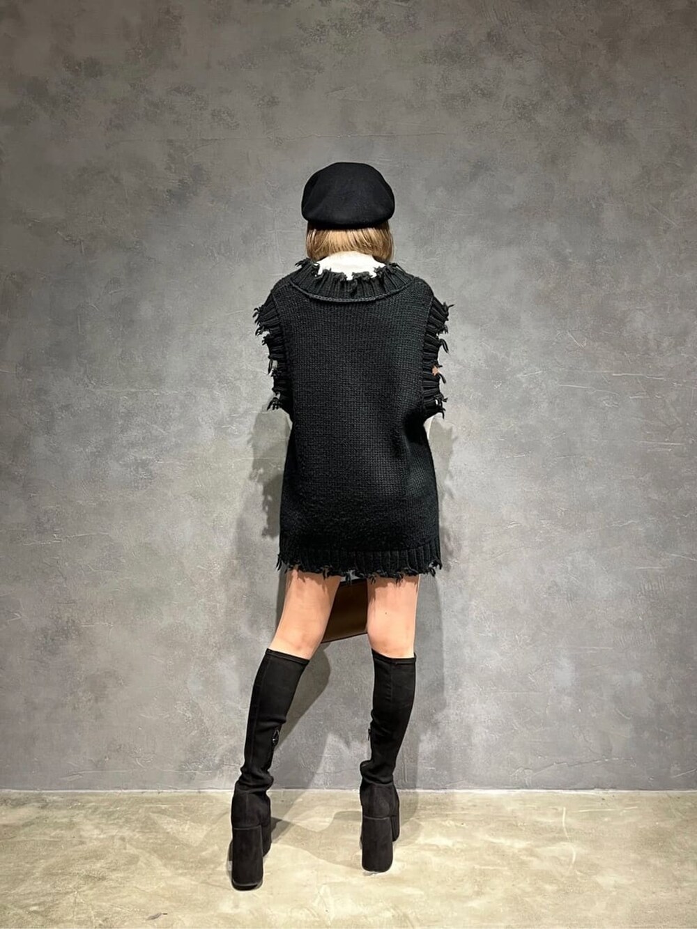 ホワイト系のTシャツ/カットソー、ブラウン系のハンドバッグ、ブラック系のスカートを着用したレディースの秋コーディネートの3枚目の写真