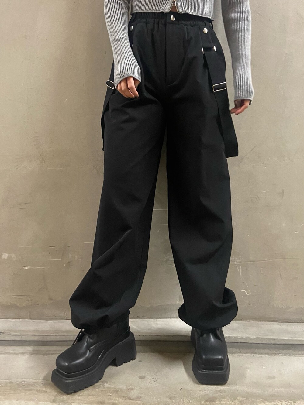 グレー系のニット/セーター、ブラック系のその他パンツ、ブラック系のブーツを着用したレディースの冬コーディネートの4枚目の写真