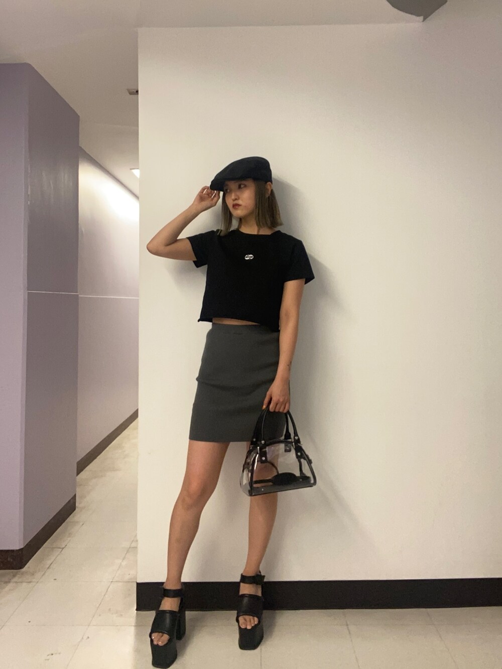 ブラック系のTシャツ/カットソー、グレー系のスカート、その他のハンドバッグを着用したレディースの春コーディネートの2枚目の写真