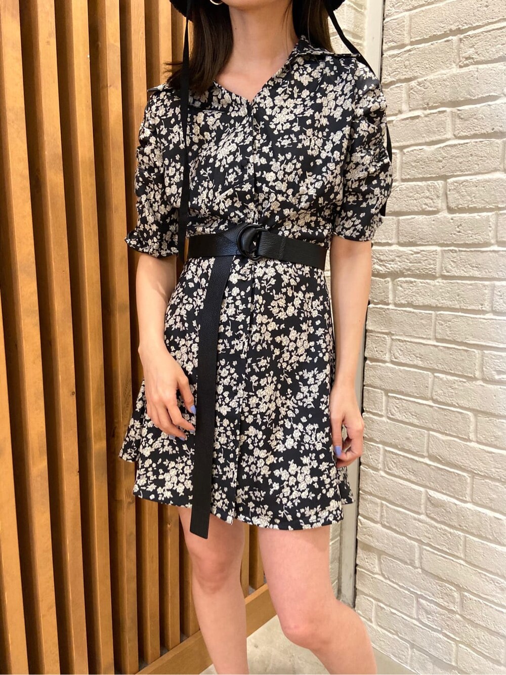 その他のワンピース、ブラック系のサンダル、ブラック系のベルトを着用したレディースの春コーディネートの4枚目の写真