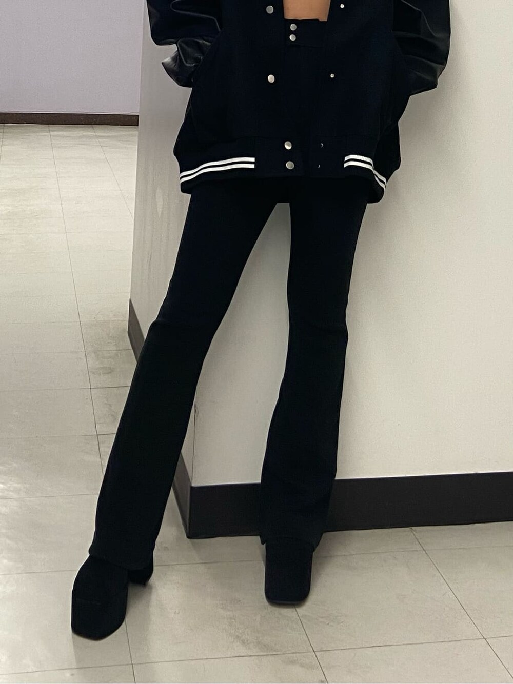 ブラック系のブーツ、ブラック系のブルゾン、ブルー系のニット/セーターを着用したレディースの秋コーディネートの8枚目の写真