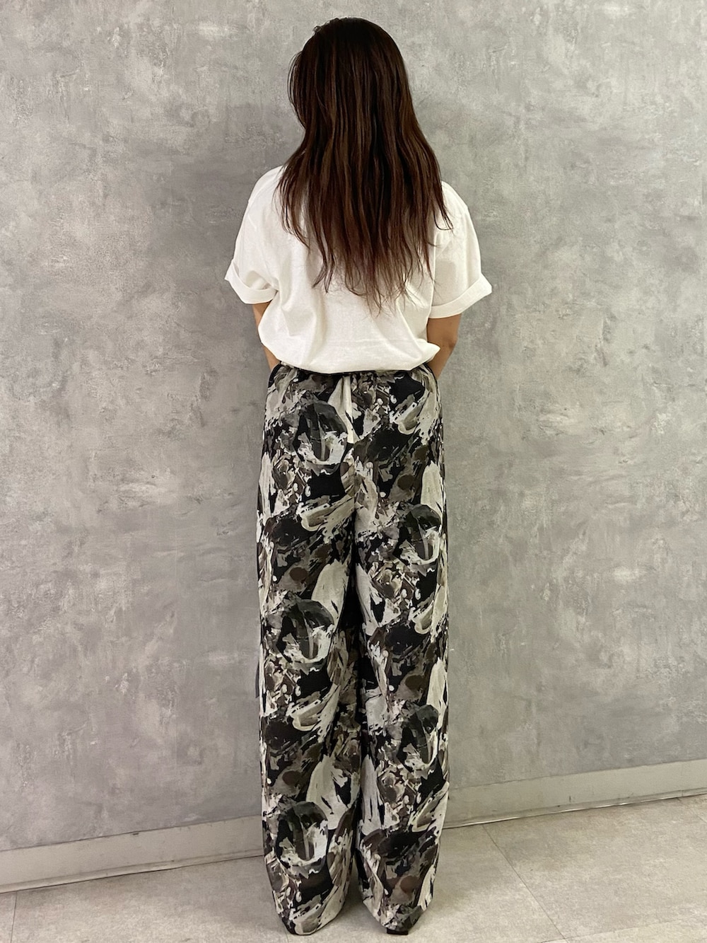 ホワイト系のTシャツ/カットソー、ブラック系のその他パンツ、シルバー系のショルダーバッグを着用したレディースの春コーディネートの4枚目の写真