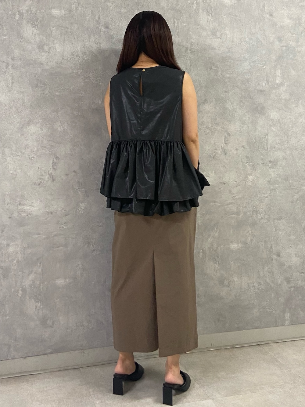 ブラック系のシャツ/ブラウス、ブラック系のサンダル、ブラウン系のスカートを着用したレディースの夏コーディネートの3枚目の写真