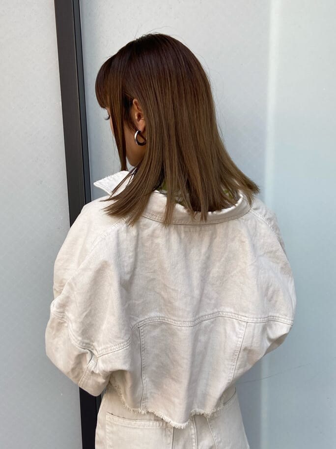 ホワイト系のデニムジャケット、グレー系のブーツ、その他のTシャツ/カットソーを着用したレディースの春コーディネートの5枚目の写真