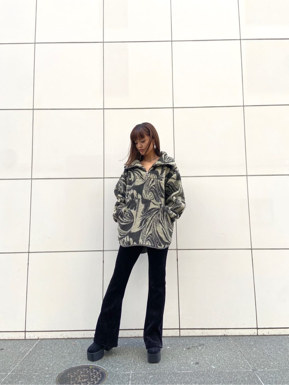 ブラック系のブーツ、その他のその他トップス、ブラック系のその他パンツを着用したレディースの秋コーディネートの2枚目の写真