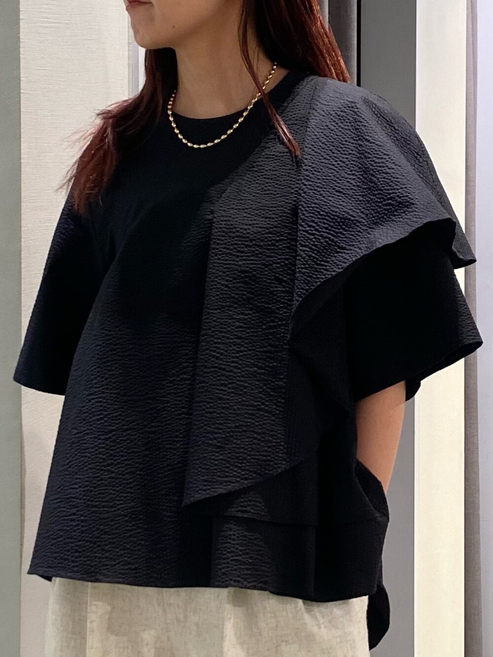 ブラック系のシャツ/ブラウス、ベージュ系のその他パンツ、ブラック系のサンダルを着用したレディースの春コーディネートの5枚目の写真