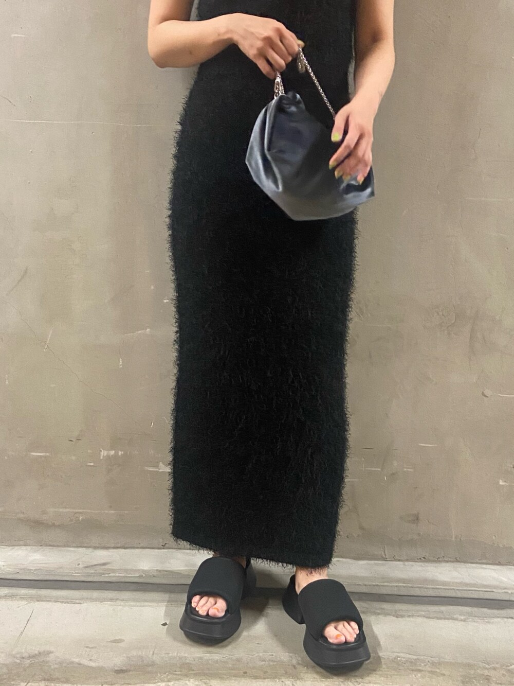 ブラック系のタンクトップ、ブラック系のスカート、ブラック系のサンダルを着用したレディースの夏コーディネートの5枚目の写真