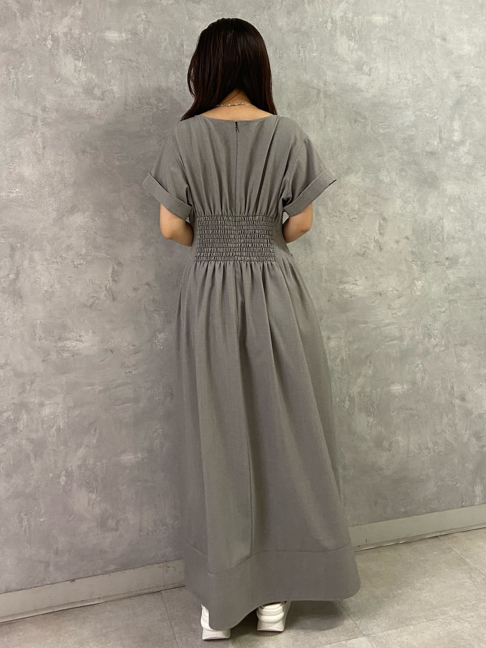 ホワイト系のサンダル、ベージュ系のワンピースを着用したレディースの春コーディネートの4枚目の写真