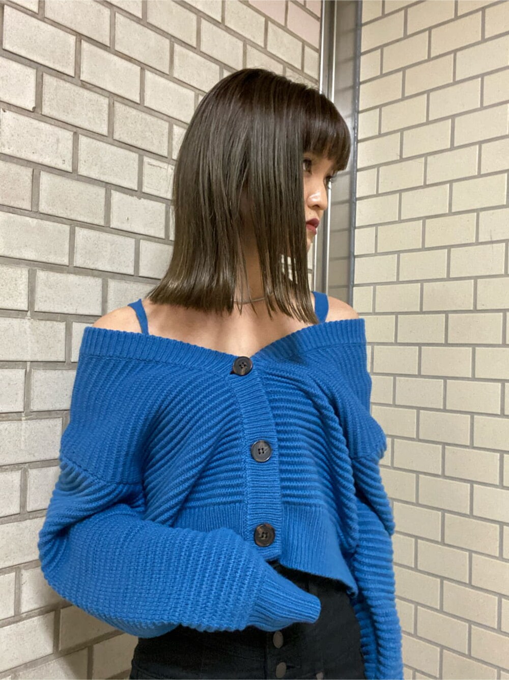 ブラック系のローファー、ブラック系のデニムパンツ、ブルー系のニット/セーターを着用したレディースの冬コーディネートの6枚目の写真