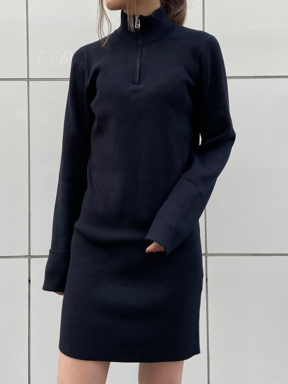 ブラック系のワンピース、ブラック系のブーツを着用したレディースの冬コーディネートの3枚目の写真