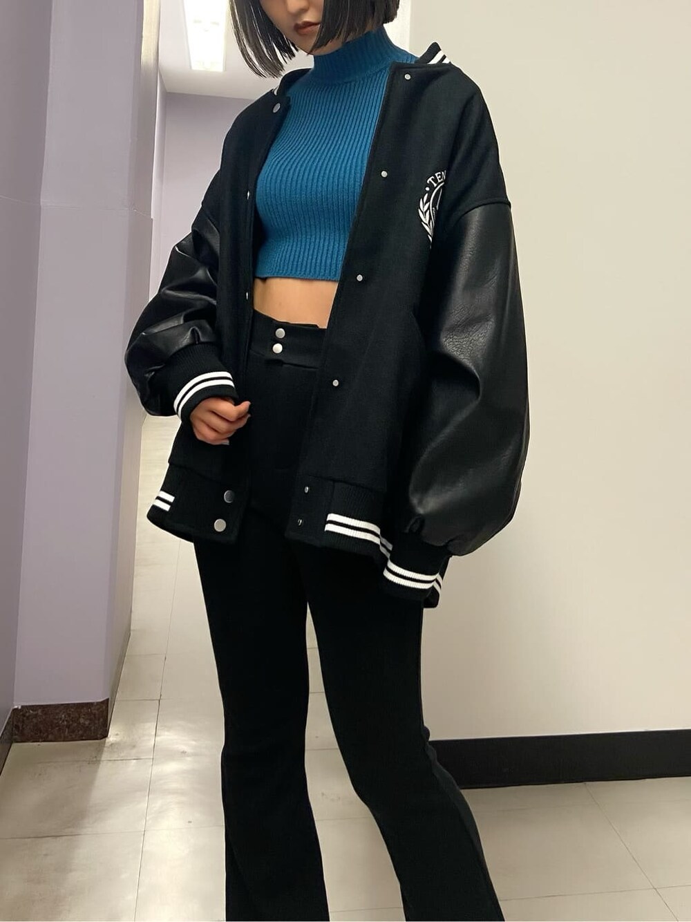 ブラック系のブーツ、ブラック系のブルゾン、ブルー系のニット/セーターを着用したレディースの秋コーディネートの5枚目の写真