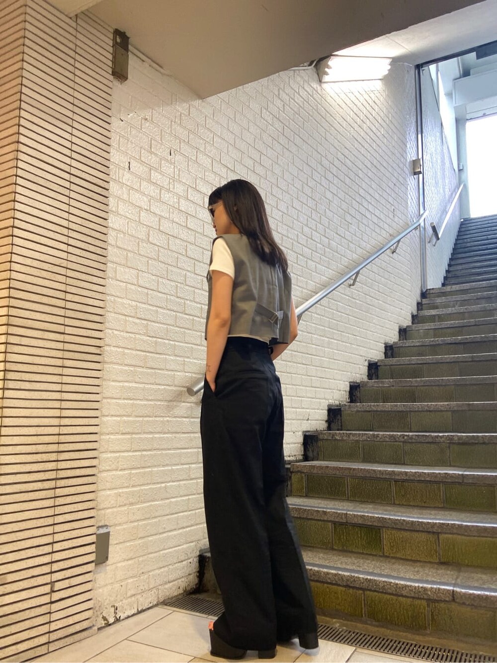 ブラック系のサンダル、ブラック系のその他パンツ、グレー系のテーラードジャケットを着用したレディースの夏コーディネートの2枚目の写真