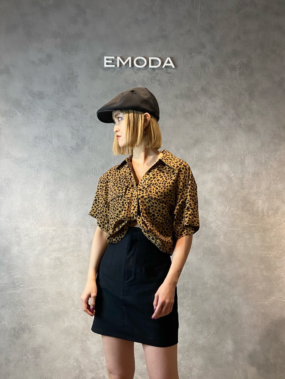 その他のシャツ/ブラウス、ブラック系のサンダル、ブラック系のスカートを着用したレディースの春コーディネートの4枚目の写真