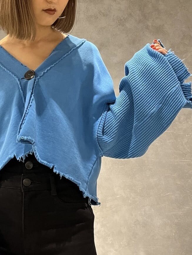 ブラック系のデニムパンツ、ブラック系のハンドバッグ、ブルー系のカーディガン/ボレロを着用したレディースの秋コーディネートの5枚目の写真