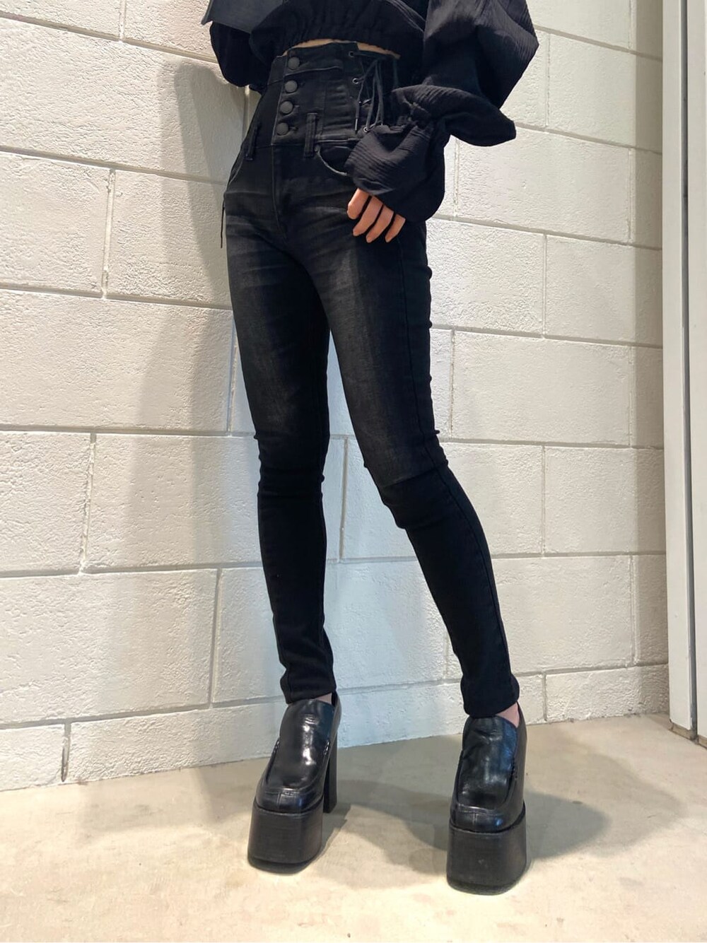 ブラック系のローファー、ブルー系のハンドバッグ、ブラック系のシャツ/ブラウスを着用したレディースの冬コーディネートの8枚目の写真