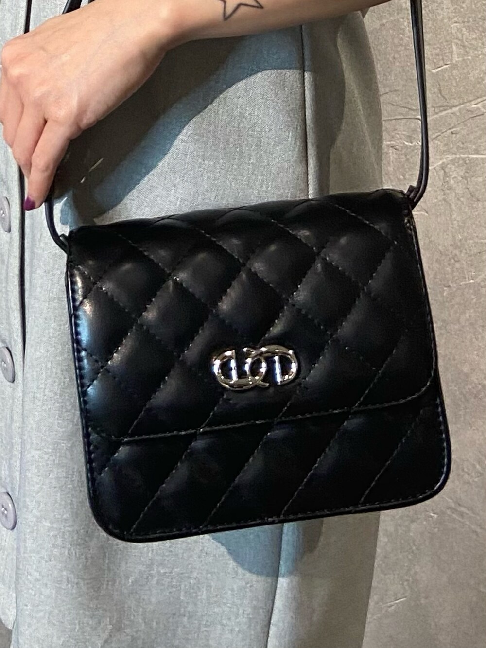 グレー系のワンピース、ブラック系のショルダーバッグ、ブラック系のサンダルを着用したレディースの春コーディネートの6枚目の写真