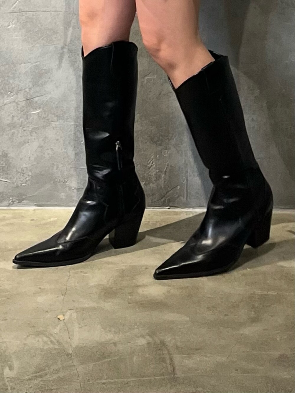 ブラック系のシャツ/ブラウス、ブラック系のキャミソール、ブラック系のスカートを着用したレディースの冬コーディネートの7枚目の写真