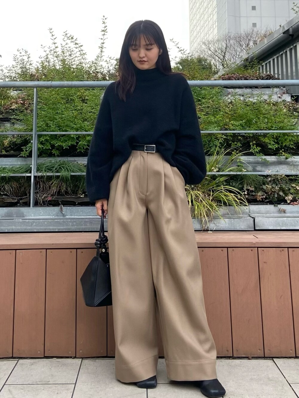 ブラック系のニット/セーター、ブラック系のニット/セーター、ベージュ系のその他パンツを着用したレディースの冬コーディネートの2枚目の写真