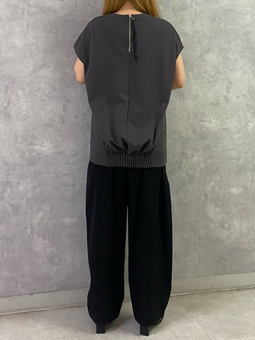 グレー系のTシャツ/カットソー、ホワイト系のブルゾン、ブラック系のその他パンツを着用したレディースの夏コーディネートの3枚目の写真