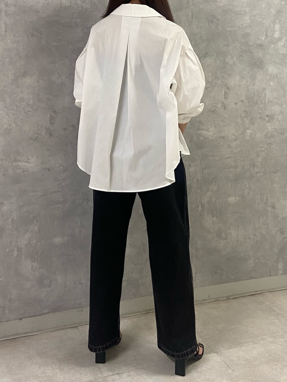 ホワイト系のシャツ/ブラウス、ブラック系のデニムパンツ、ブラック系のサンダルを着用したレディースの夏コーディネートの4枚目の写真