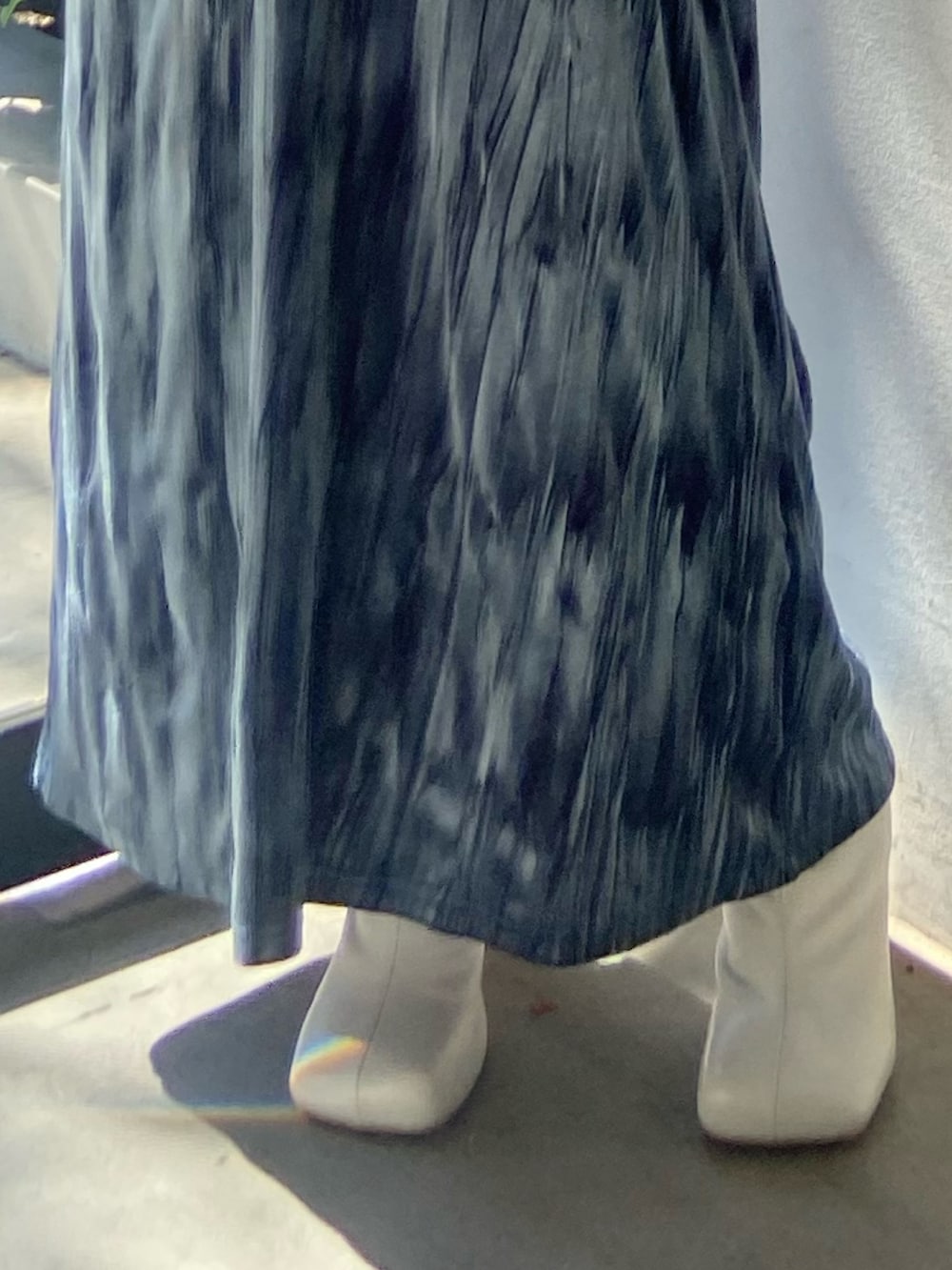 ブルー系のワンピース、ホワイト系のブーツを着用したレディースの冬コーディネートの4枚目の写真