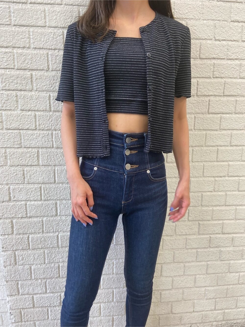 ブルー系のデニムパンツ、ブラック系のサンダル、その他のアンサンブルを着用したレディースの夏コーディネートの6枚目の写真