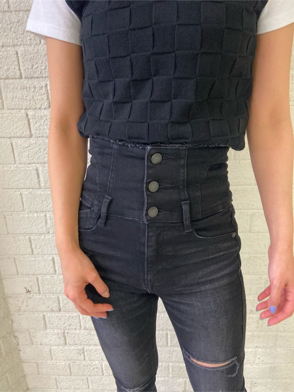 ブラック系のサンダル、ブラック系のタンクトップ、ホワイト系のTシャツ/カットソーを着用したレディースの春コーディネートの6枚目の写真