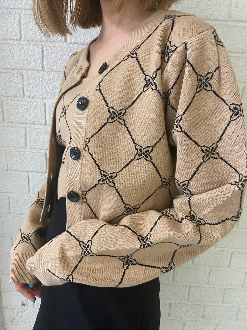 その他のニット/セーター、ブラック系のブーツ、ブラック系のスカートを着用したレディースの秋コーディネートの5枚目の写真